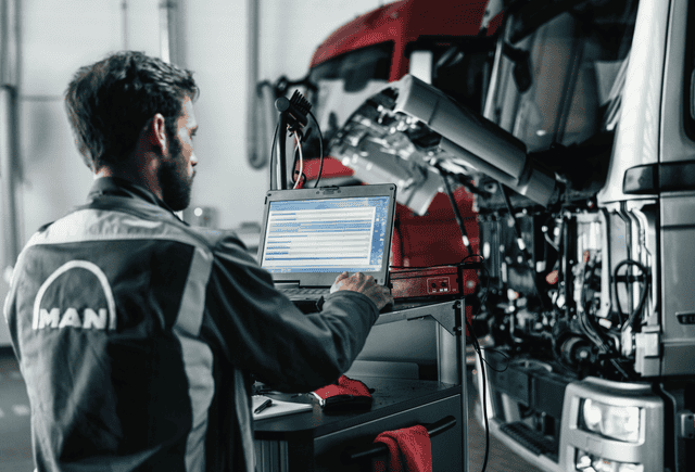 Technicien qui travail sur un camion