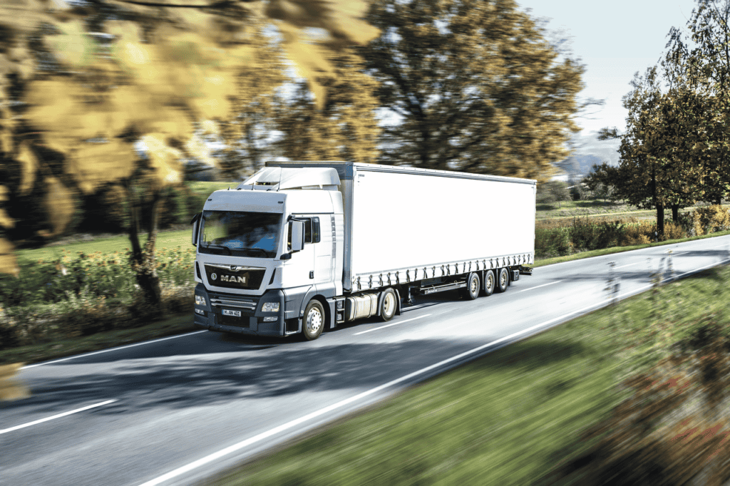 TGX blanc sur route